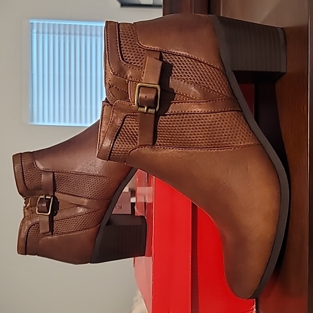NWT- Kim Rogers Chestnut Onyla Booties- Size 10